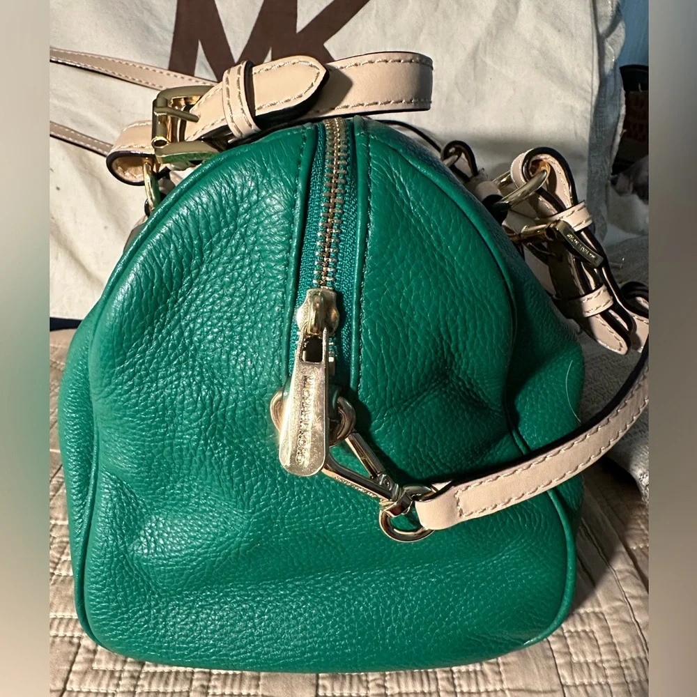 Michael Kors Grayson MD Satchel in the color Gooseberry. - Picture 8 of 14